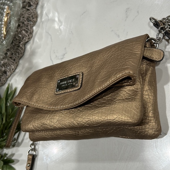 Nine West Convertible Metallic gold Crossbody Clutch Shoulder or wrislet bag - Picture 4 of 10